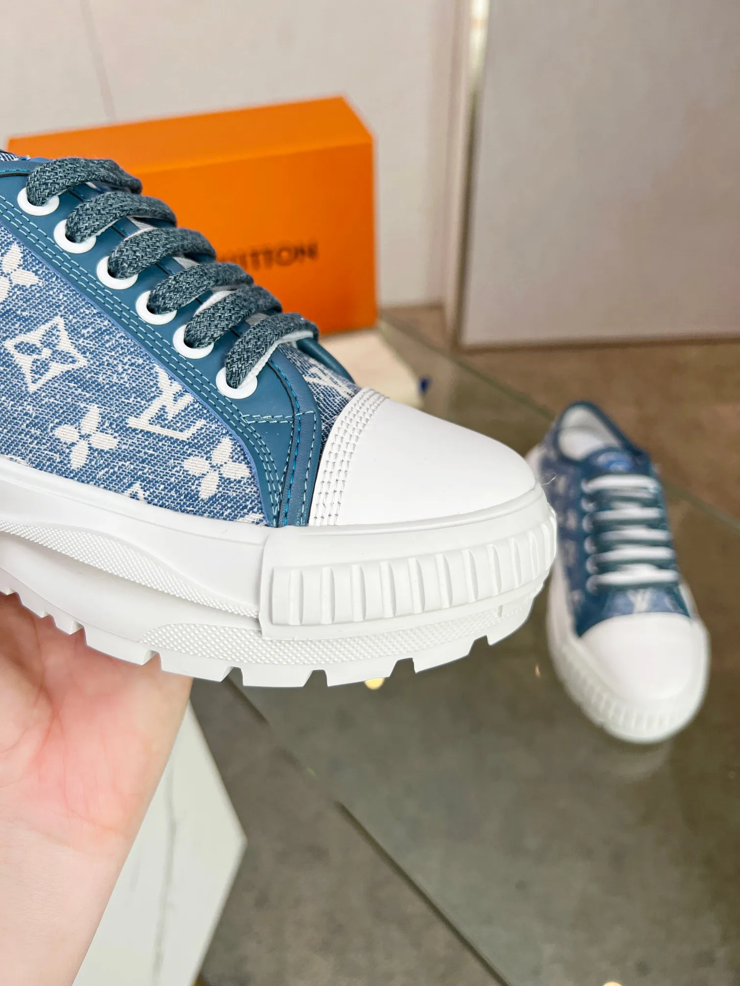 👟👟Ex-factory price 440👟👟 This LV Squad sneaker is made of Monogram denim to stretch out the midsummer comfort. The same color leather outlines the edges, the rubber LV Circle logo embellishes the tongue, and the thick yet lightweight rubber outsole upgrades the comfort again. Yardage: 35-41.